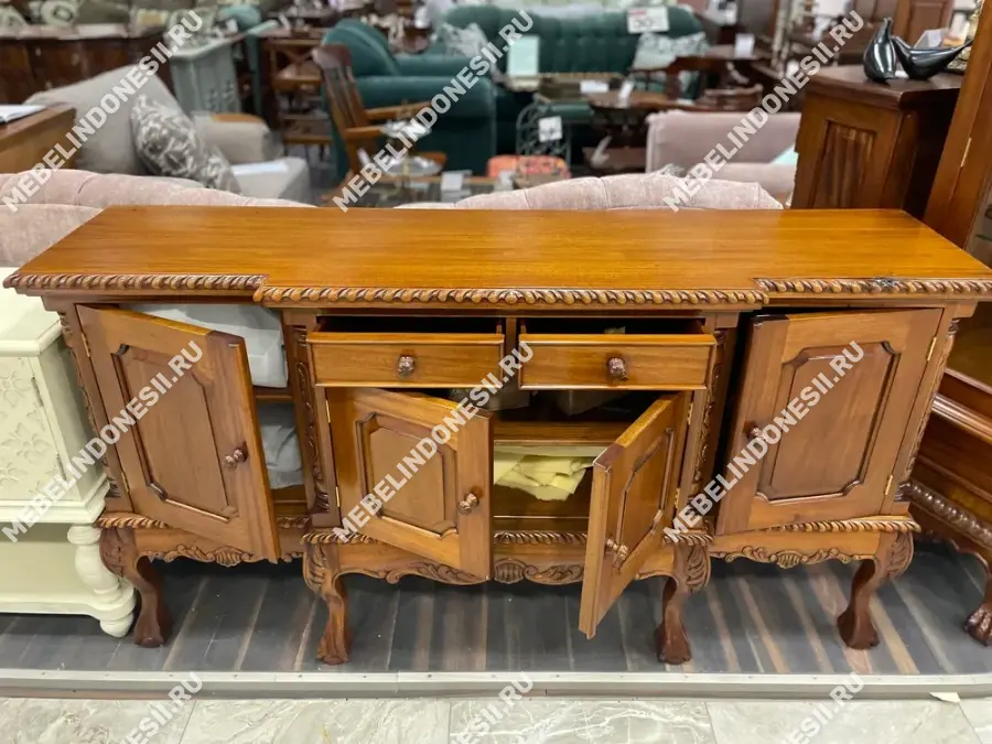 Буфет из массива Чиппендейл  